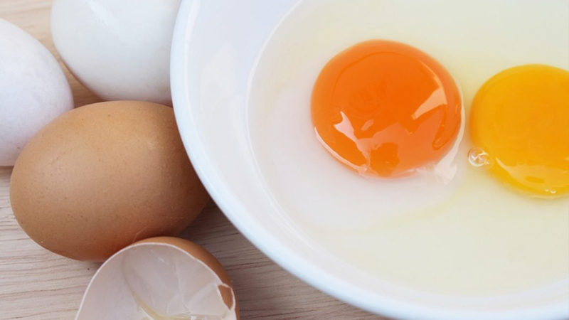 Tại sao thịt bò ăn tái được mà thịt lợn thì không? Vì sao trứng gà trần ăn được nhưng trứng vịt lại ít ai làm vậy?